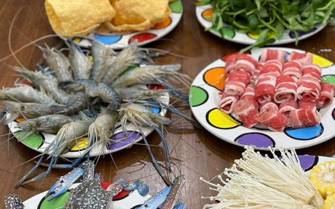 Thịt, cá, hải sản, cần chọn loại còn tươi, không có mùi lạ, không đổi màu hay chảy nhớt. Ảnh: An Na