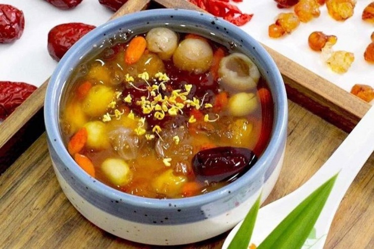 Cách giải quyết mứt Tết không tăng cân và lãng phí 1 Tận dụng mứt sen để nấu thành món chè dưỡng nhan.