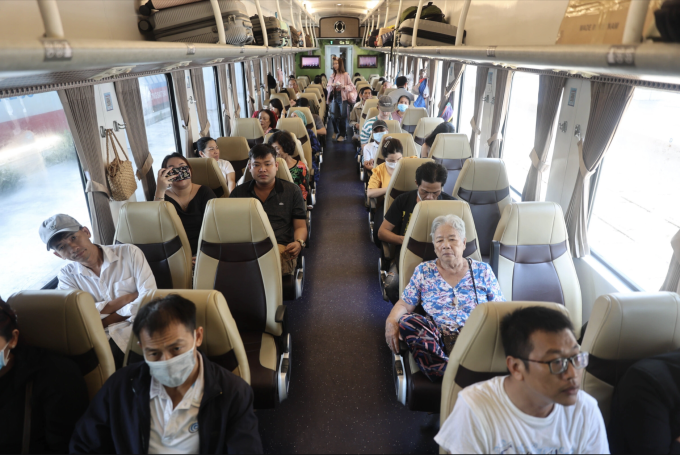 Hành khách trên chuyến tàu tại ga Sài Gòn, tháng 4/2024. Ảnh: Quỳnh Trần