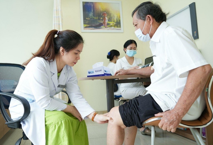 Bác sĩ Vân đánh giá tình trạng chức năng khớp gối người bệnh. Ảnh: Phòng khám Đa khoa Tâm Anh Quận 7