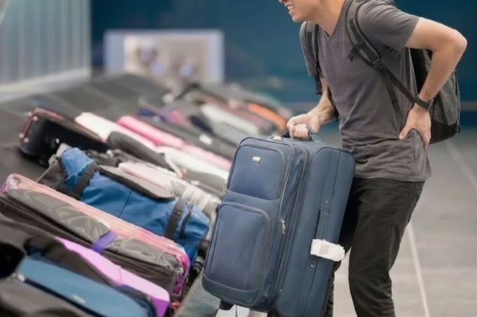 Di chuyển, mang vác nặng không đúng tư thế có thể làm hệ xương khớp quá tải. Ảnh được tạo bởi AI