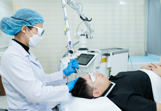 Bác sĩ Trân sử dụng laser 6D điều trị tăng sắc tố cho người bệnh. Ảnh minh họa: Bệnh viện Đa khoa Tâm Anh