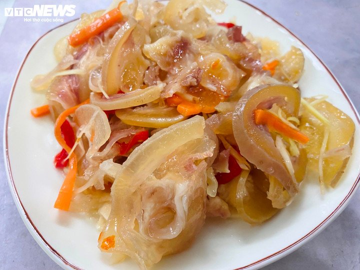 Gân vó bò ngâm chua ngọt là món ăn thơm ngon, hấp dẫn.