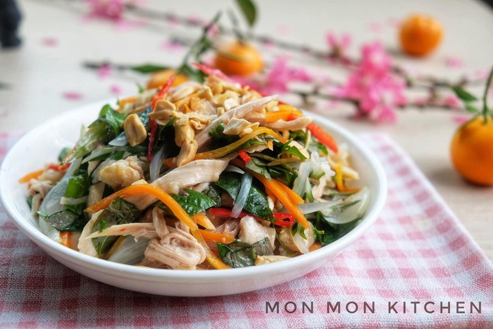 Món gỏi gà xé phay giải cứu gà sau Tết. (Ảnh: Thu Thủy)