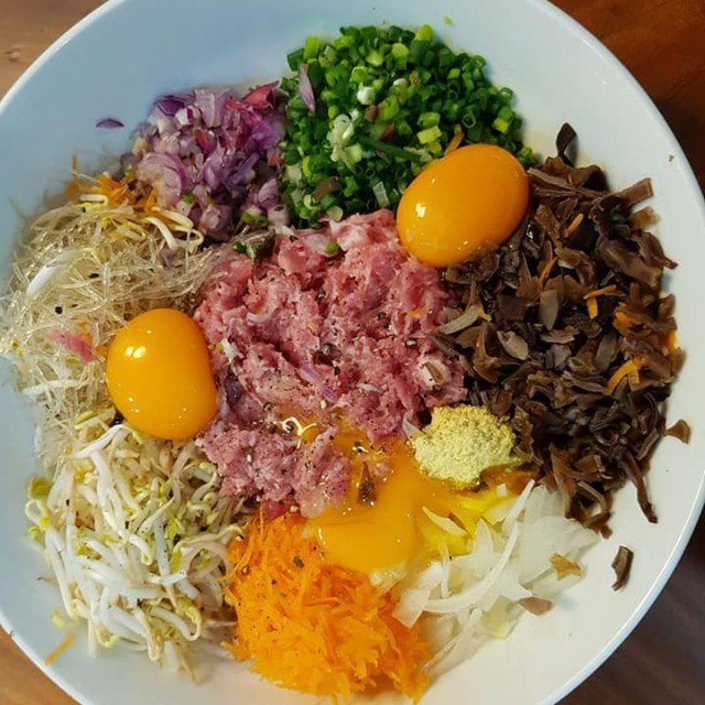 Sự hòa quyện hoàn hảo của thịt heo xay, mộc nhĩ, miến, trứng… và các gia vị đặc trưng tạo nên món nem không thể thiếu trong mâm cỗ ngày Tết.