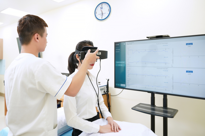 Kỹ thuật viên kiểm tra rối loạn tiền đình cho người đến khám. Ảnh minh họa: Bệnh viện Đa khoa Tâm Anh