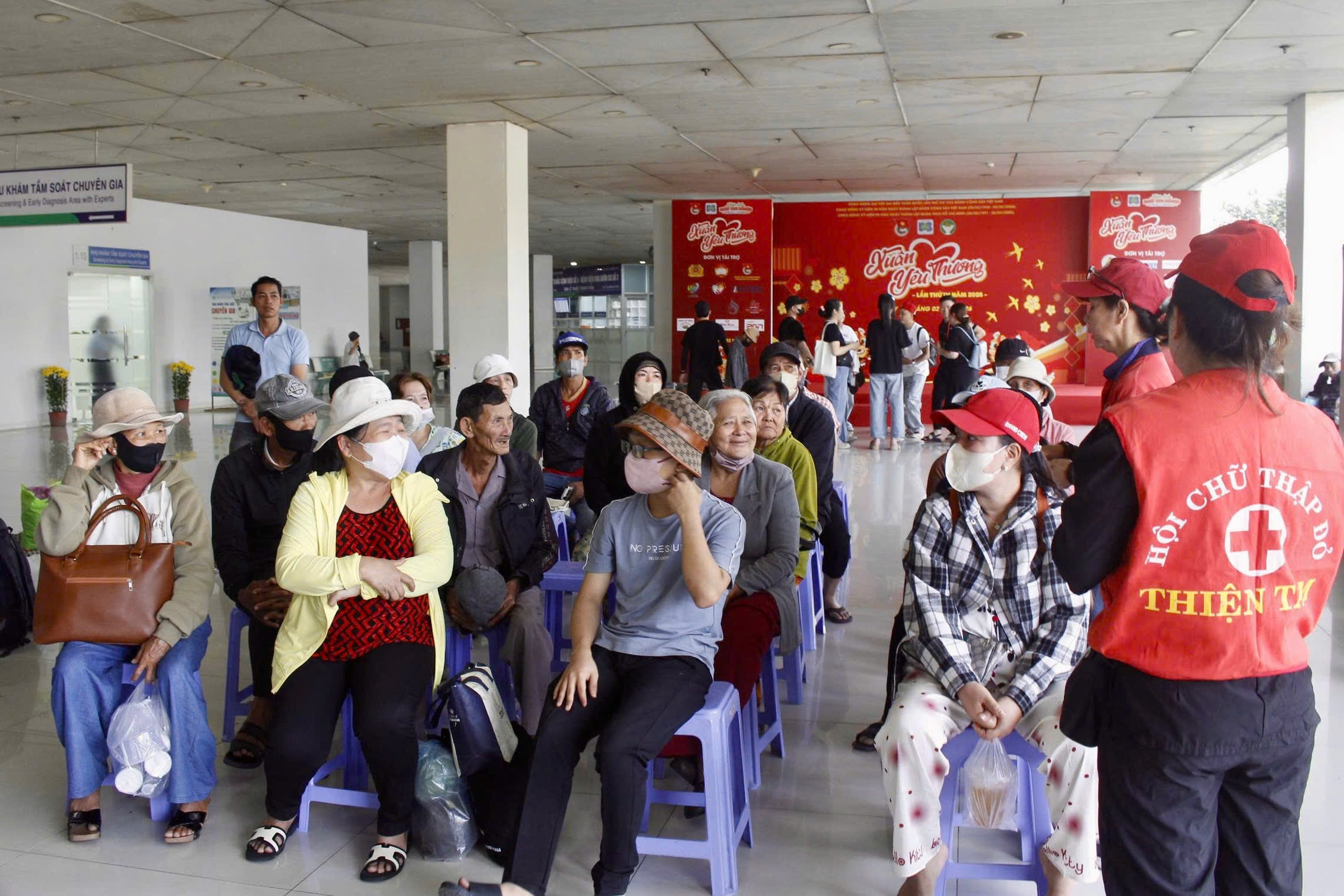 Hàng trăm bệnh nhân ung thư về quê đón tết: 'Cầm vé mà nước mắt trào ra'- Ảnh 1. Hàng trăm bệnh nhân ung thư về quê đón tết: 'Cầm vé mà nước mắt trào ra'- Ảnh 1.
