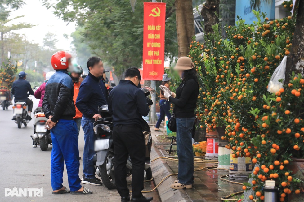 Cận Tết, chợ hoa vắng khách, tiểu thương ở Hà Nội than… ế chưa từng có - 1