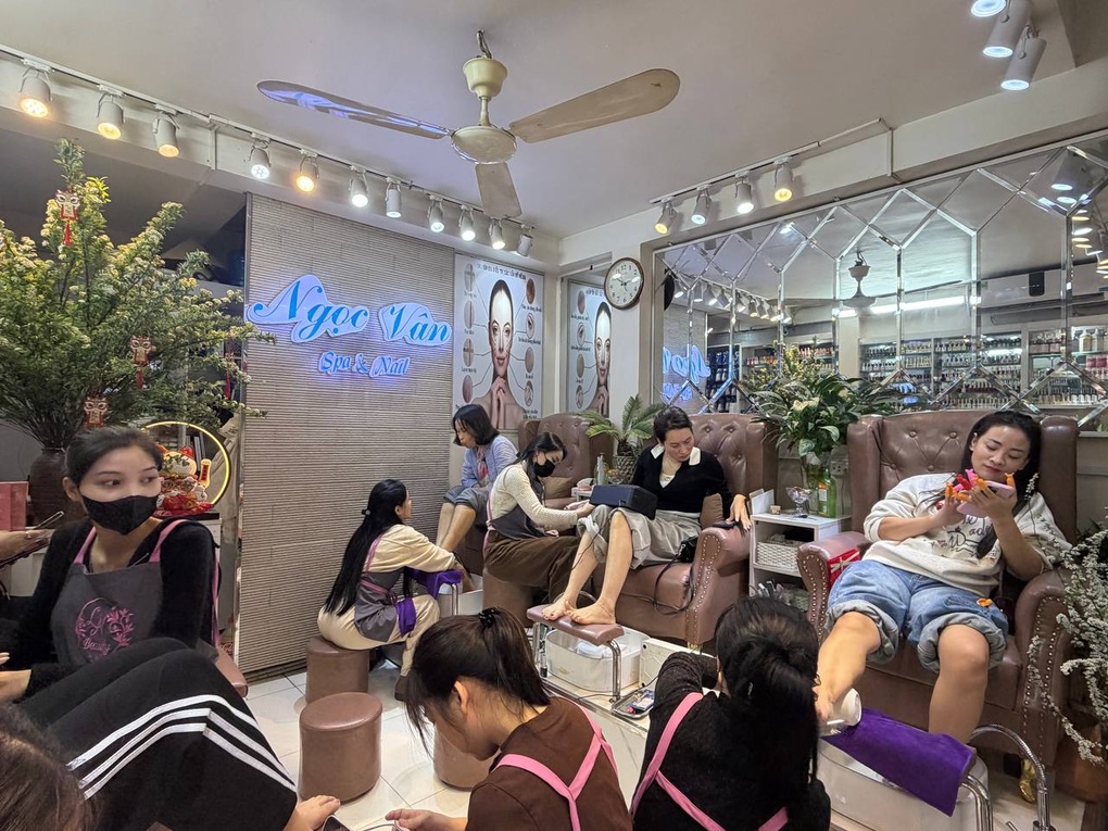 Cận Tết, tiệm nail Hà Nội vỡ trận: Làm xuyên đêm, từ chối khách lạ - 1