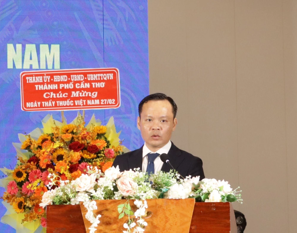 Ông Hoàng Quốc Cường, Giám đốc Sở Y tế phát biểu tại buổi Lễ. Ảnh: NHẪN NAM y-te-can-tho-1.JPG