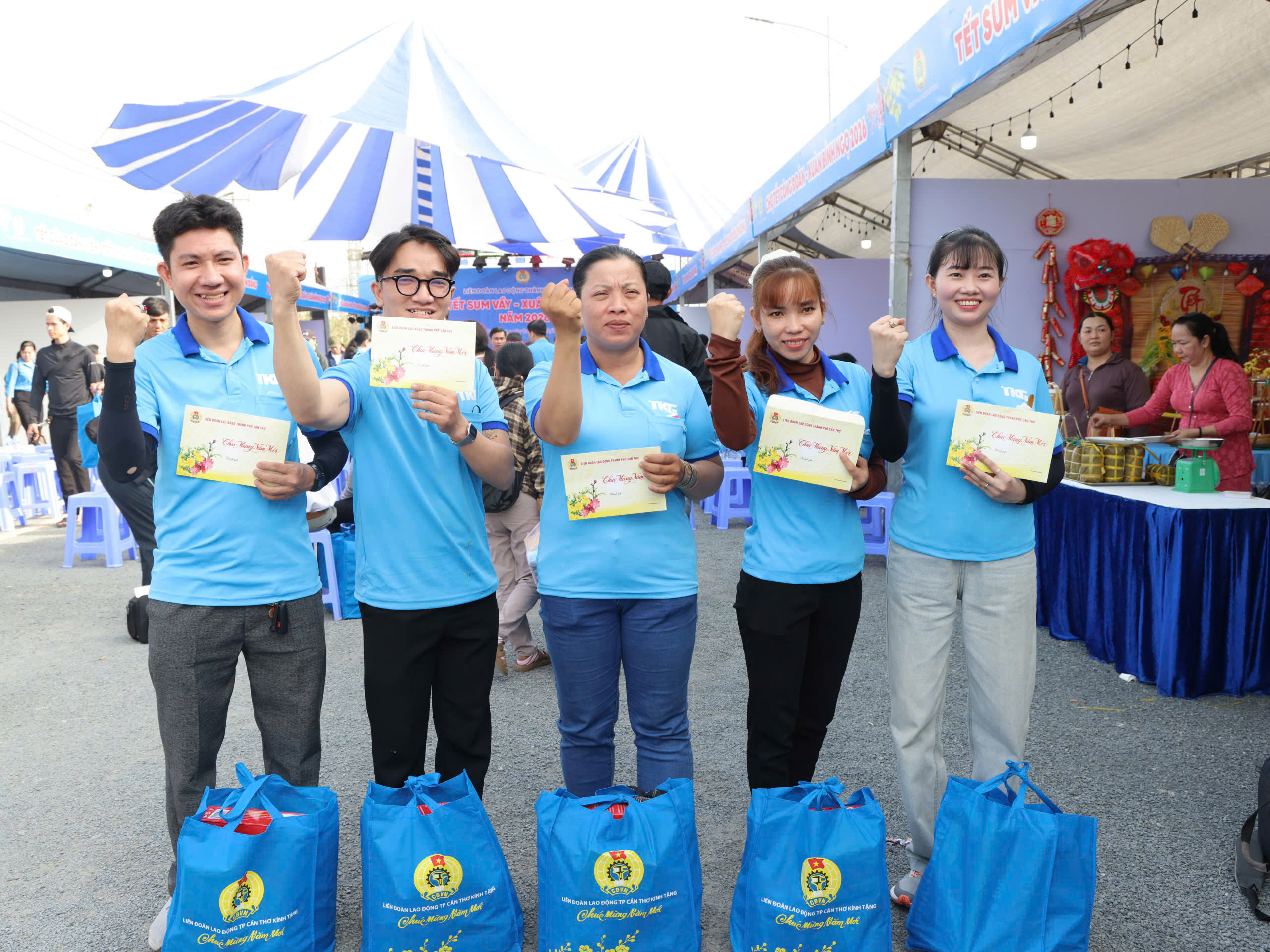 Cần Thơ khai mạc Chợ Tết công đoàn, tặng 20.000 phần quà Tết cho công nhân - Ảnh 1.