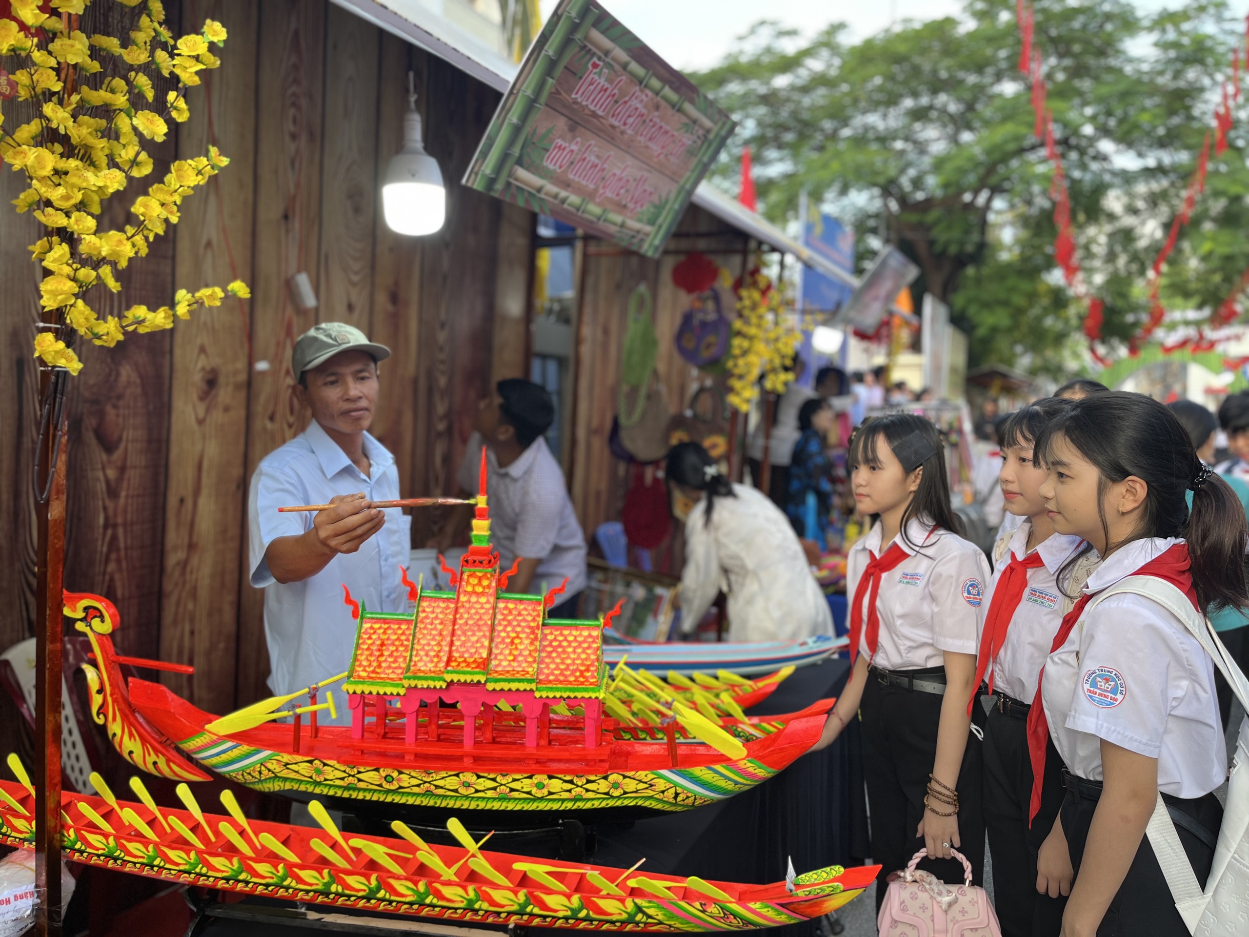 Cần Thơ khai mạc Sắc xuân miệt vườn và Công viên sách xuân - Ảnh 1.