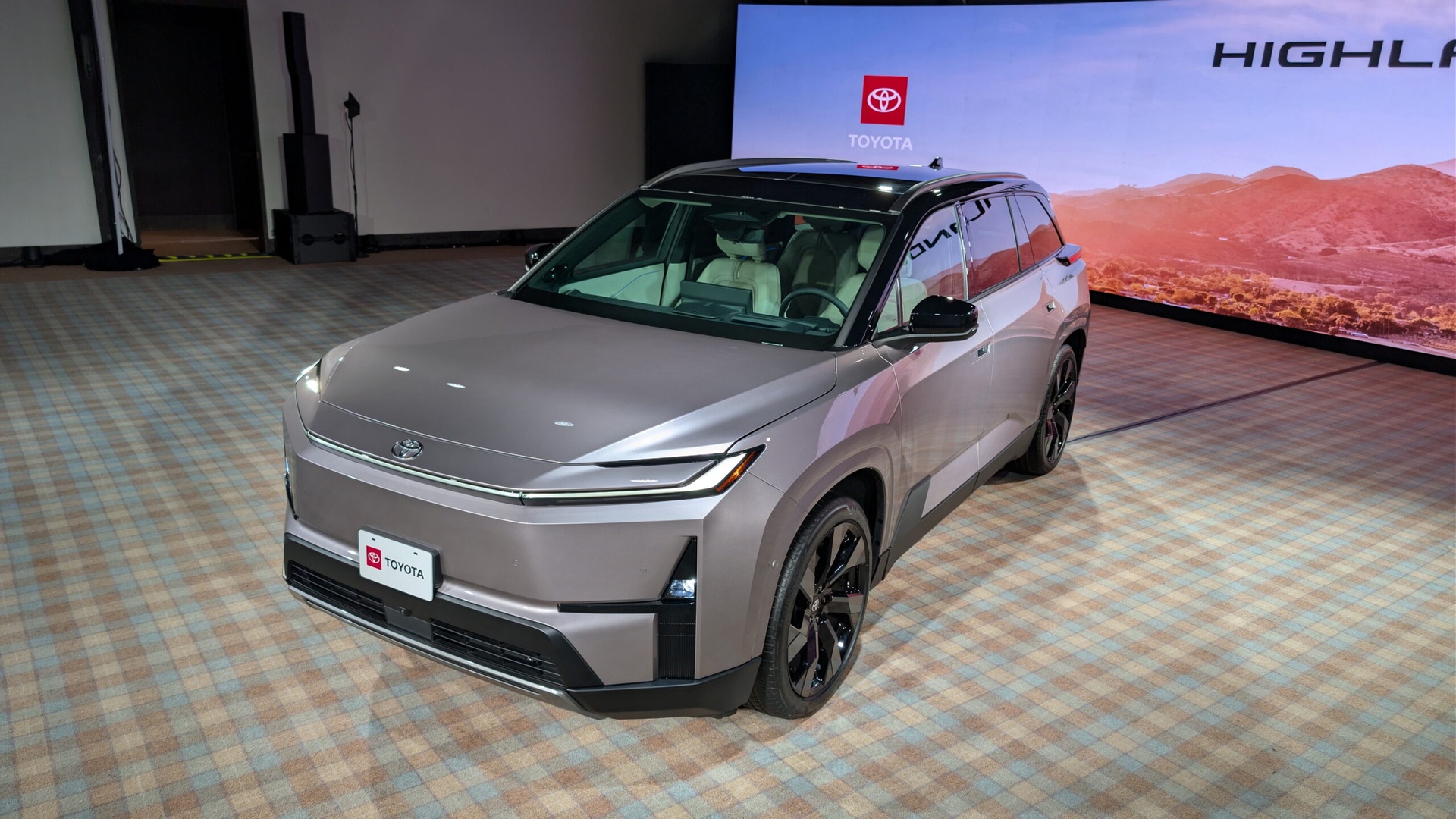 Cận cảnh SUV điện Toyota Highlander, công nghệ vượt xa thời xe xăng - 1