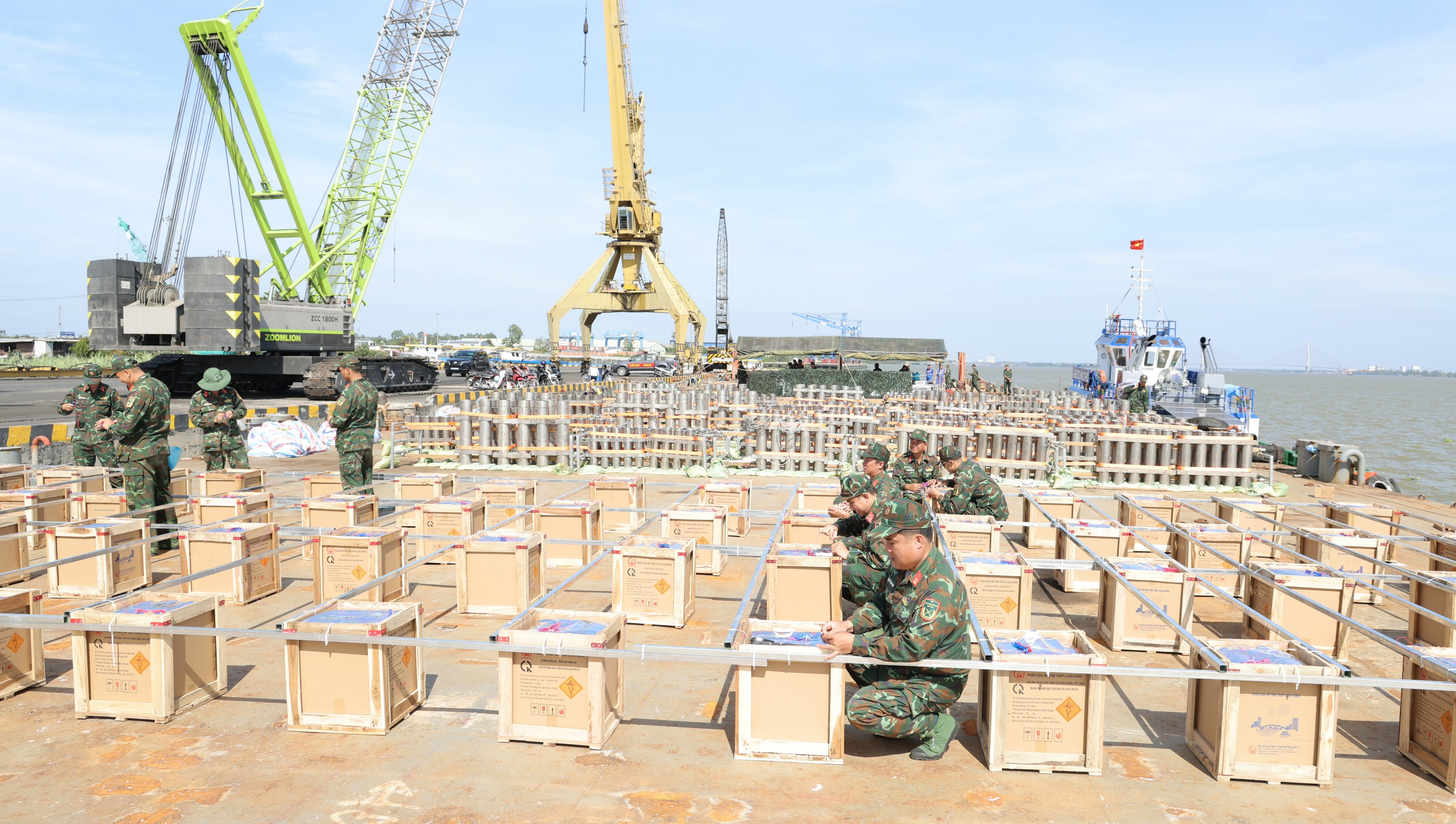 Cận cảnh trận địa 800 quả pháo hoa tầm cao sẽ bắn đêm giao thừa ở Cần Thơ - Ảnh 1.