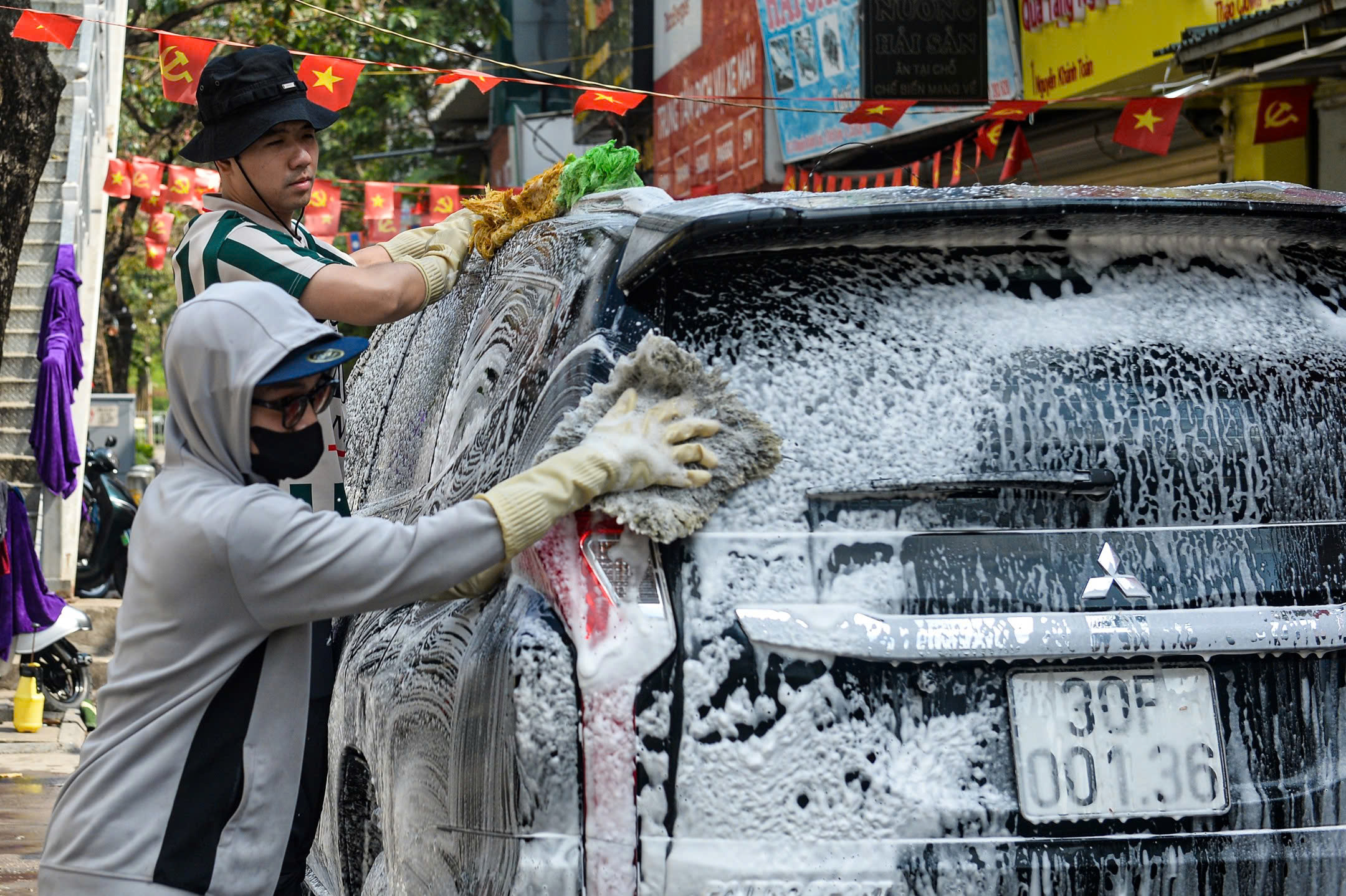 Cận giao thừa, rửa xe - cắt tóc ở Hà Nội tăng 30-50%, khách vẫn xếp hàng - Ảnh 1.