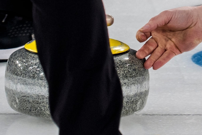 Brad Jacobs chạm tay vào phần granite của bi đá, sau khi giao đá ở trận Canada gặp CH Czech ở vòng bảng môn curling nam, Olympic mùa Đông trên sân Ghiaccio, thị trấn Cortina, tỉnh Belluno, xứ Veneto, Italy tối 16/2/2026. Ảnh: Aftonbladet/Pontus Orre