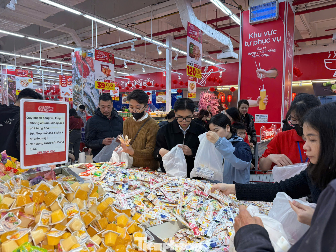 Cảnh lạ lùng tại siêu thị, trung tâm thương mại Hà Nội áp Tết- Ảnh 1.