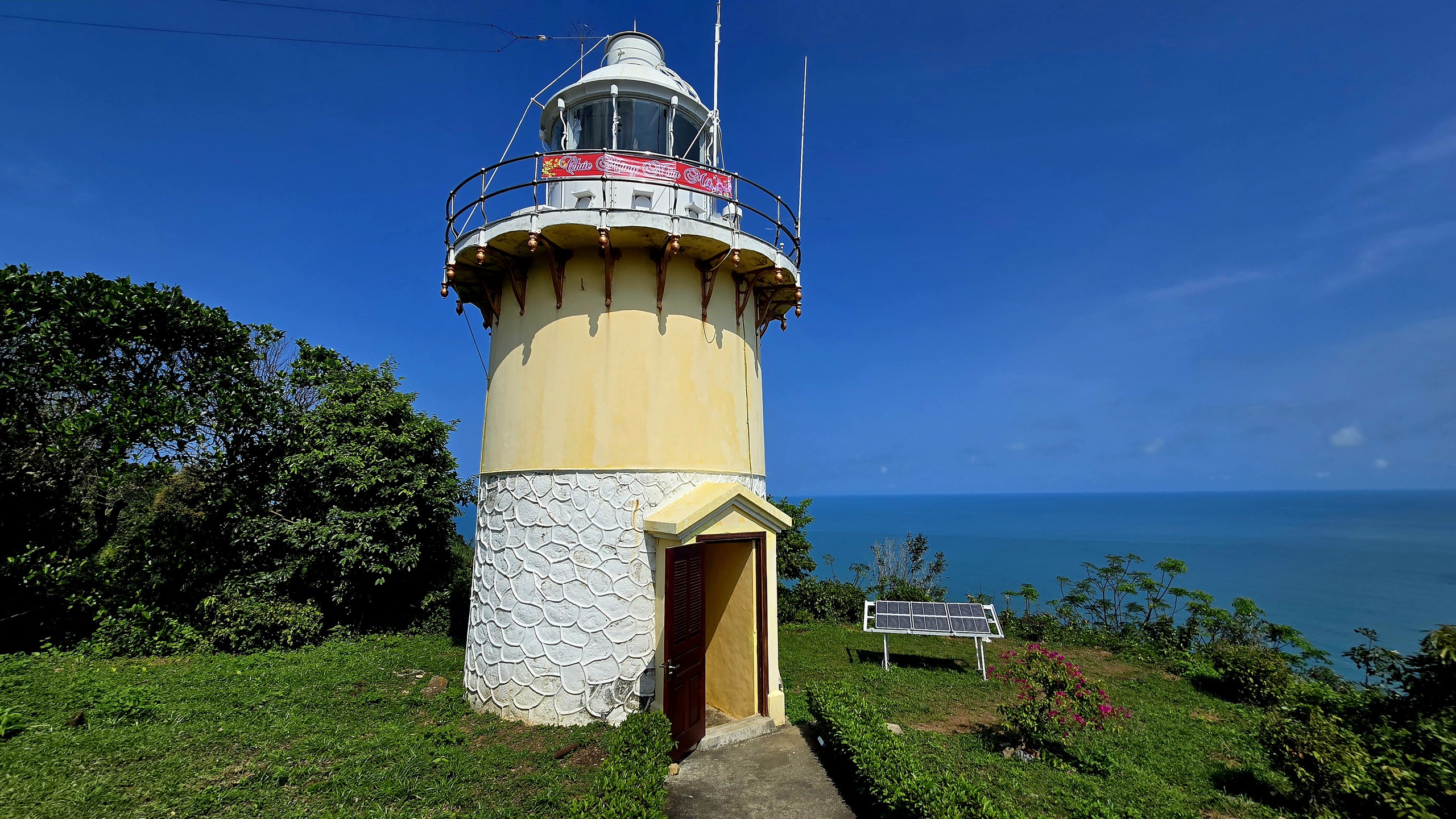 Chinh phục “mắt biển” trăm tuổi trên đỉnh Sơn Trà - Ảnh 1.