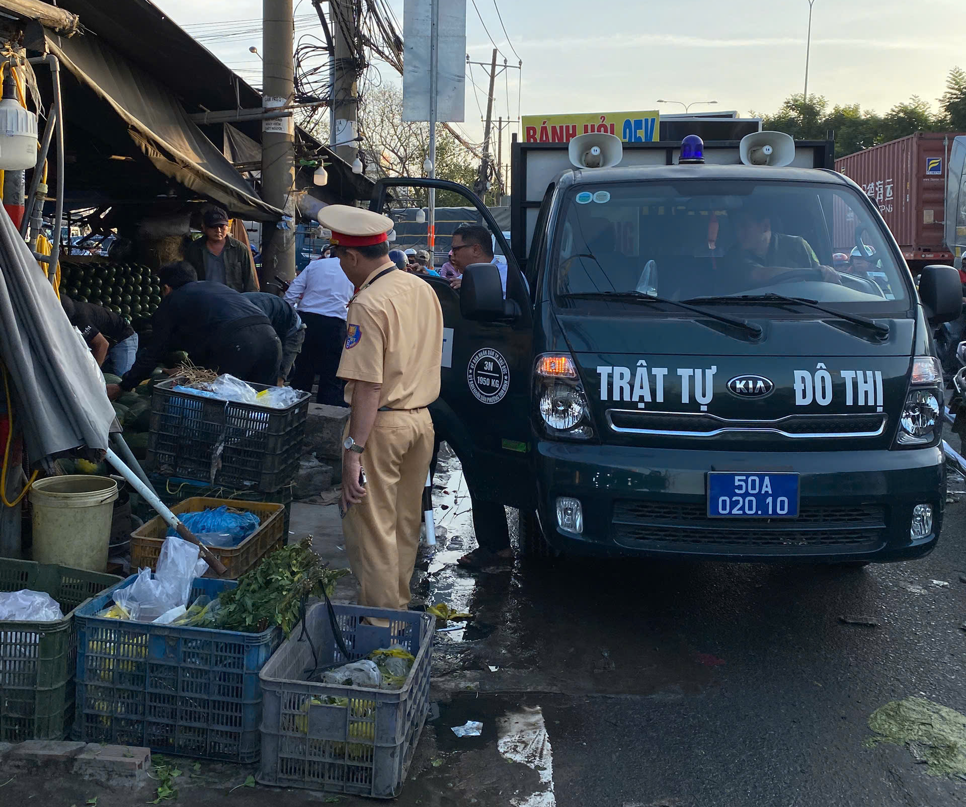 Cảnh sát giao thông TP.HCM phối hợp lập lại trật tự đô thị tại các chợ đầu mối dịp cận Tết - Ảnh 1.