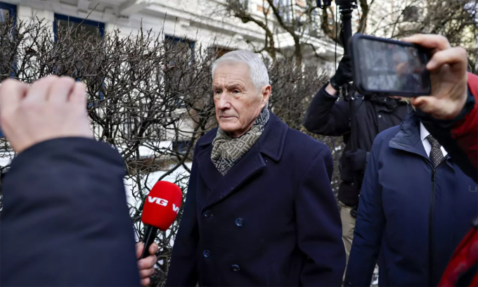 Cựu thủ tướng Thorbjoern Jagland rời nhà riêng tại Oslo ngày 12/2. Ảnh: Dagbladet