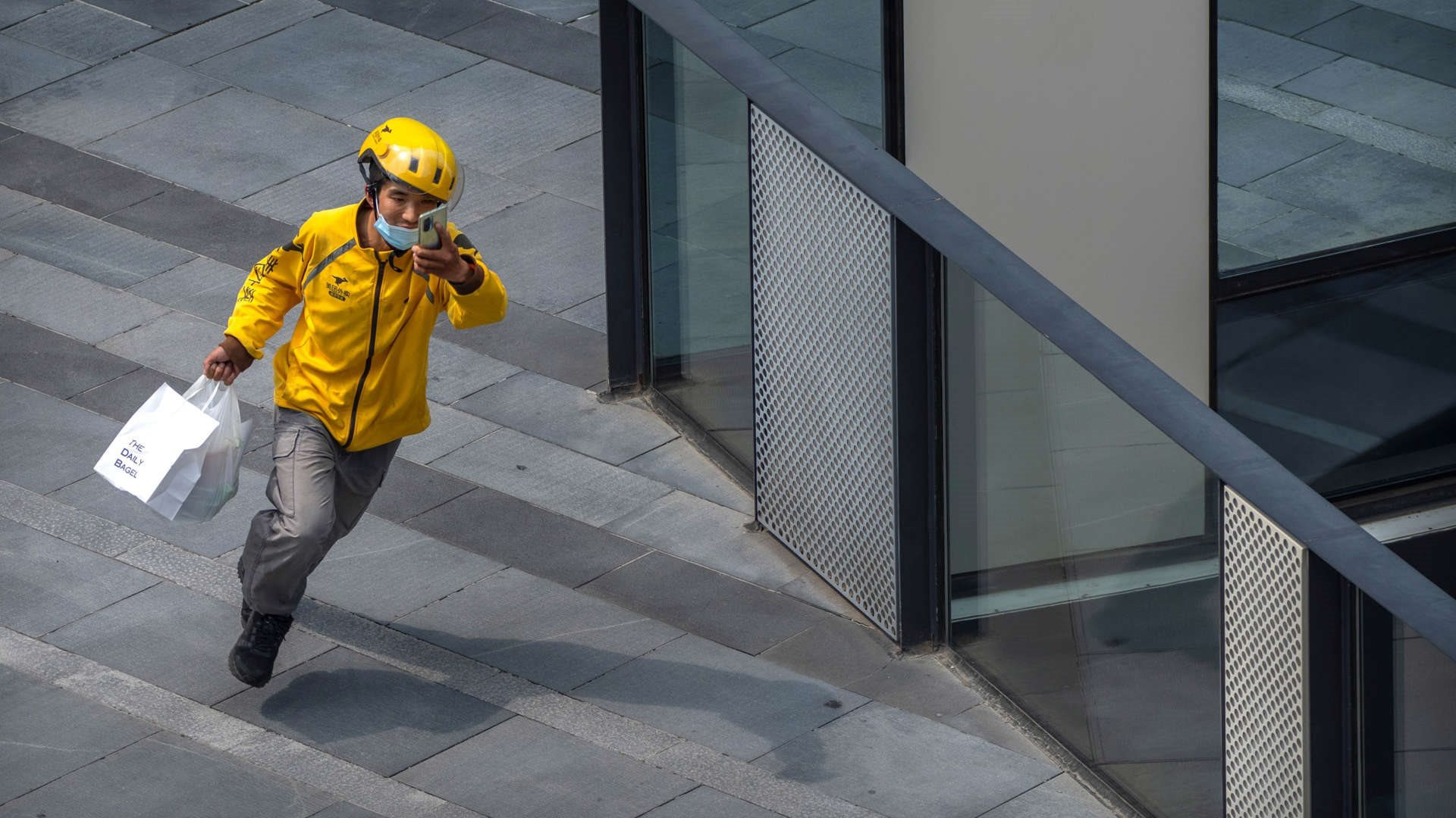 Cụ bà 80 tuổi phát hiện 3,3 tỷ đồng 