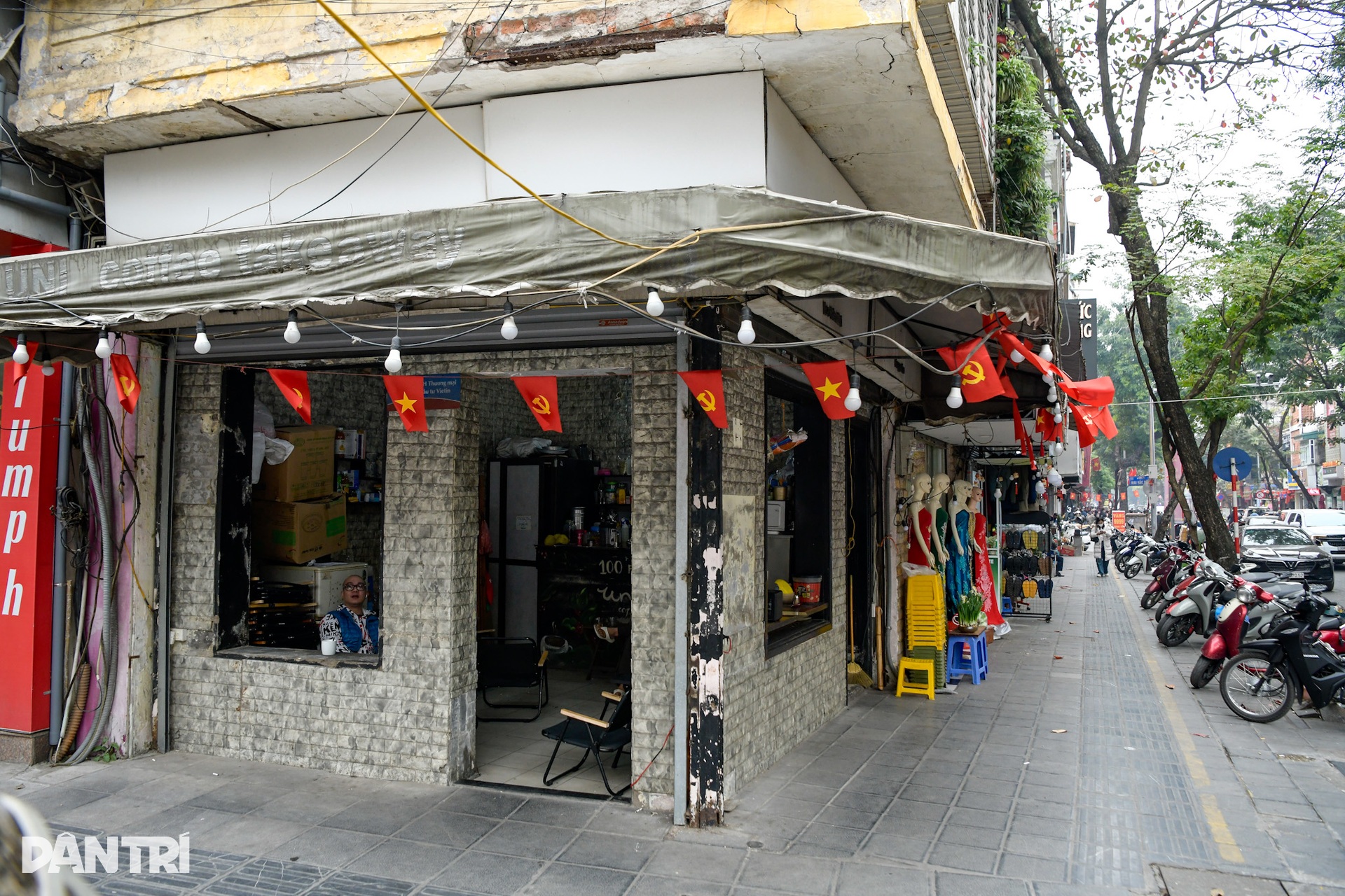 Cảnh trái ngược ở nơi có và không camera AI soi lỗi lấn chiếm vỉa hè - 1