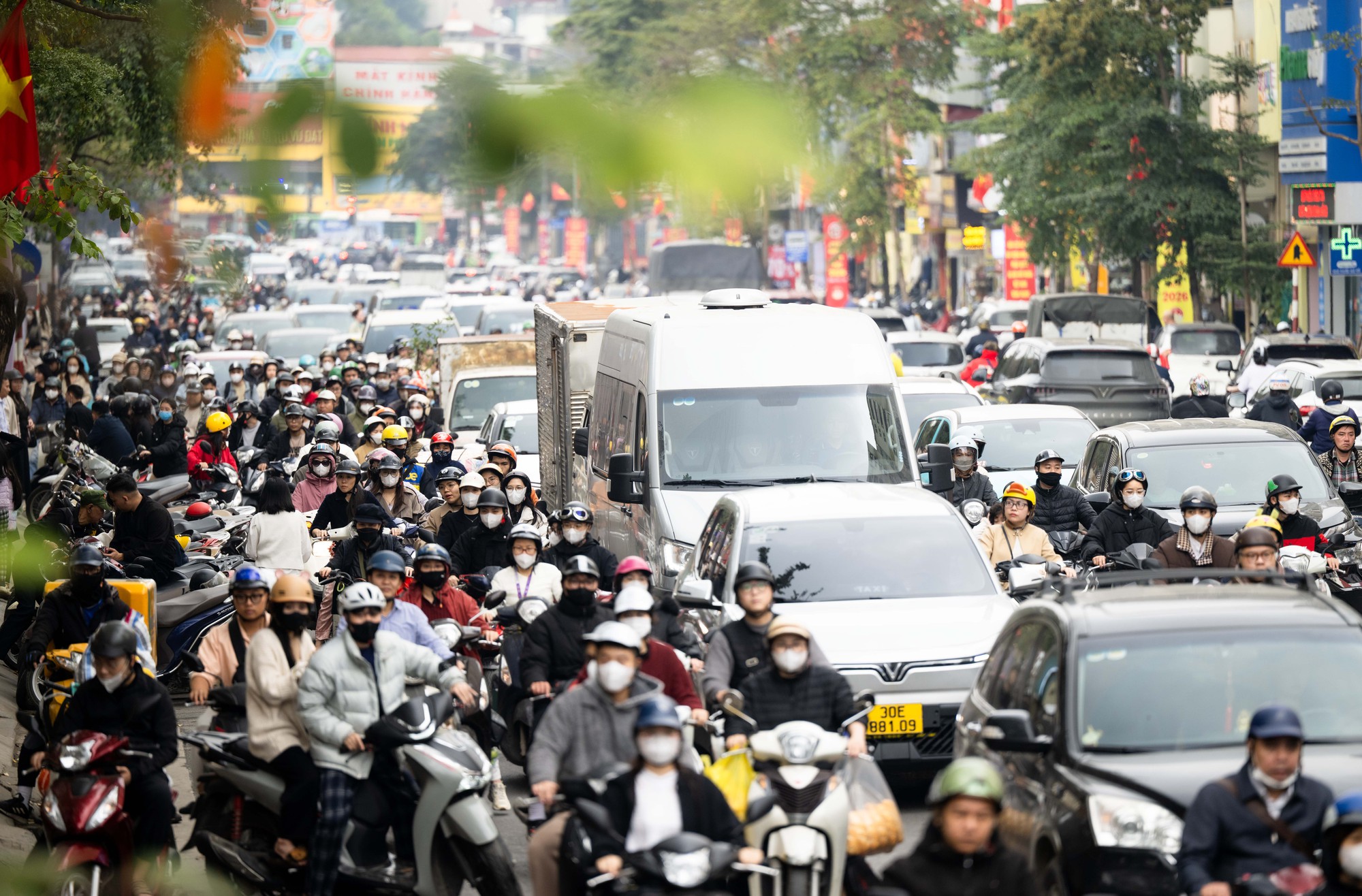 Cảnh tượng ở bến xe miền Tây chiều 26 Tết!- Ảnh 1.