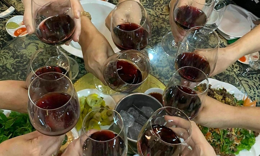 Cao thủ bàn tiệc ngày Tết vẫn có thể ngộ độc rượu nếu có dấu hiệu này - 1