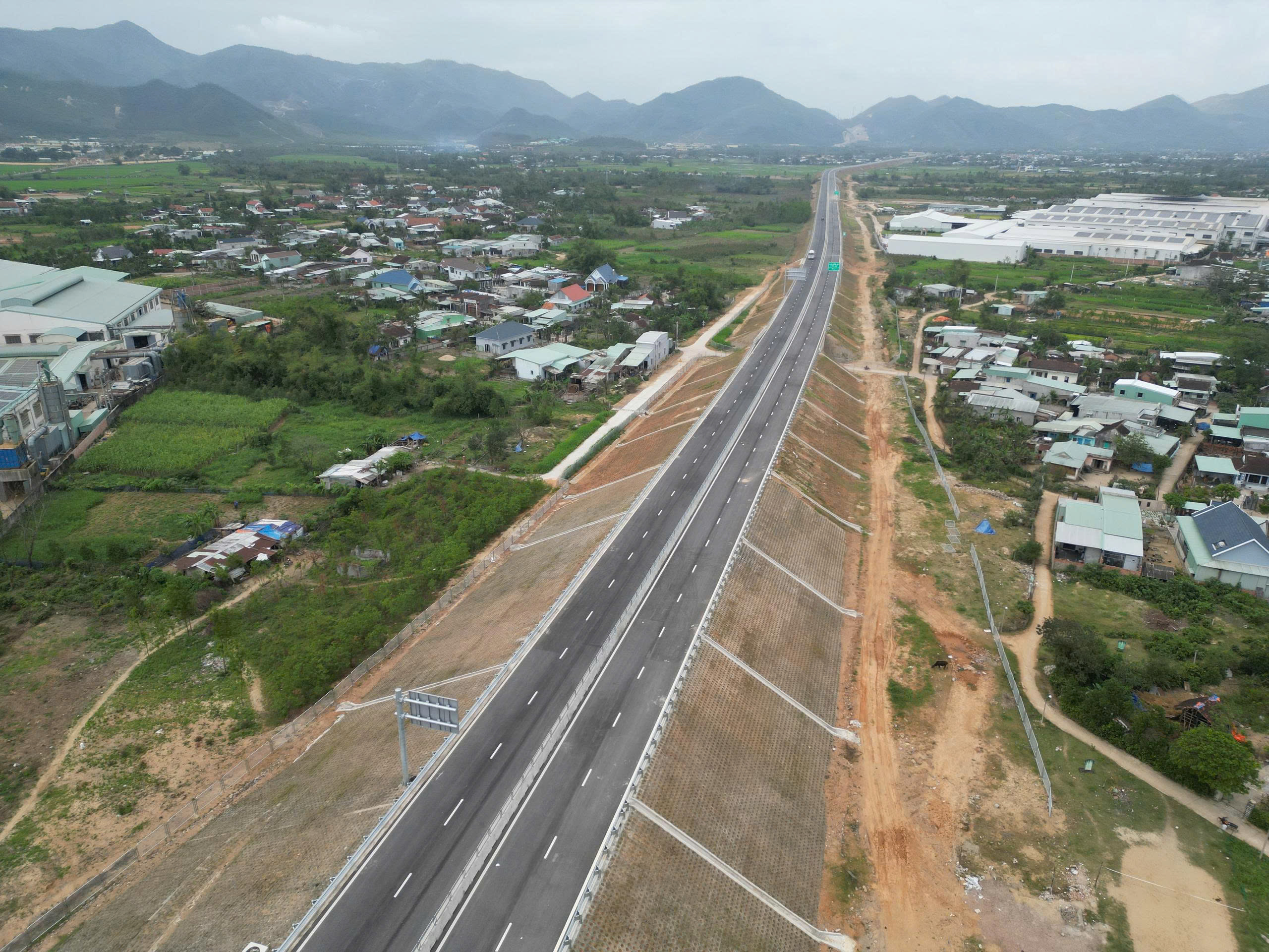 Cao tốc Quy Nhơn – Chí Thạnh đếm ngược ngày thông xe - Ảnh 1.