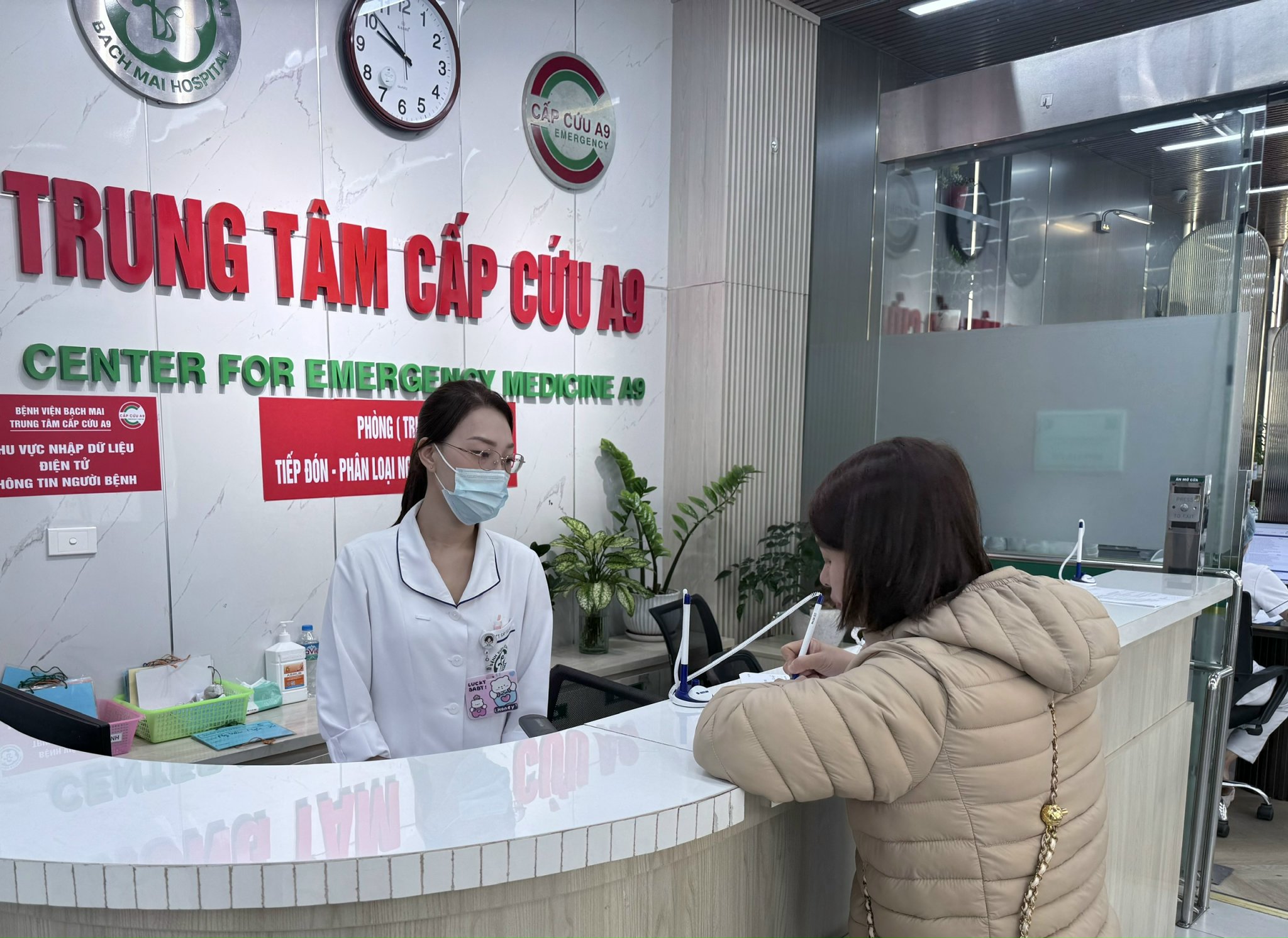 Cấp cứu ngày Tết ở bệnh viện tuyến cuối: Vắng ca bệnh do đánh nhau, tai nạn giao thông giảm - Ảnh 1. cấp cứu - Ảnh 1.