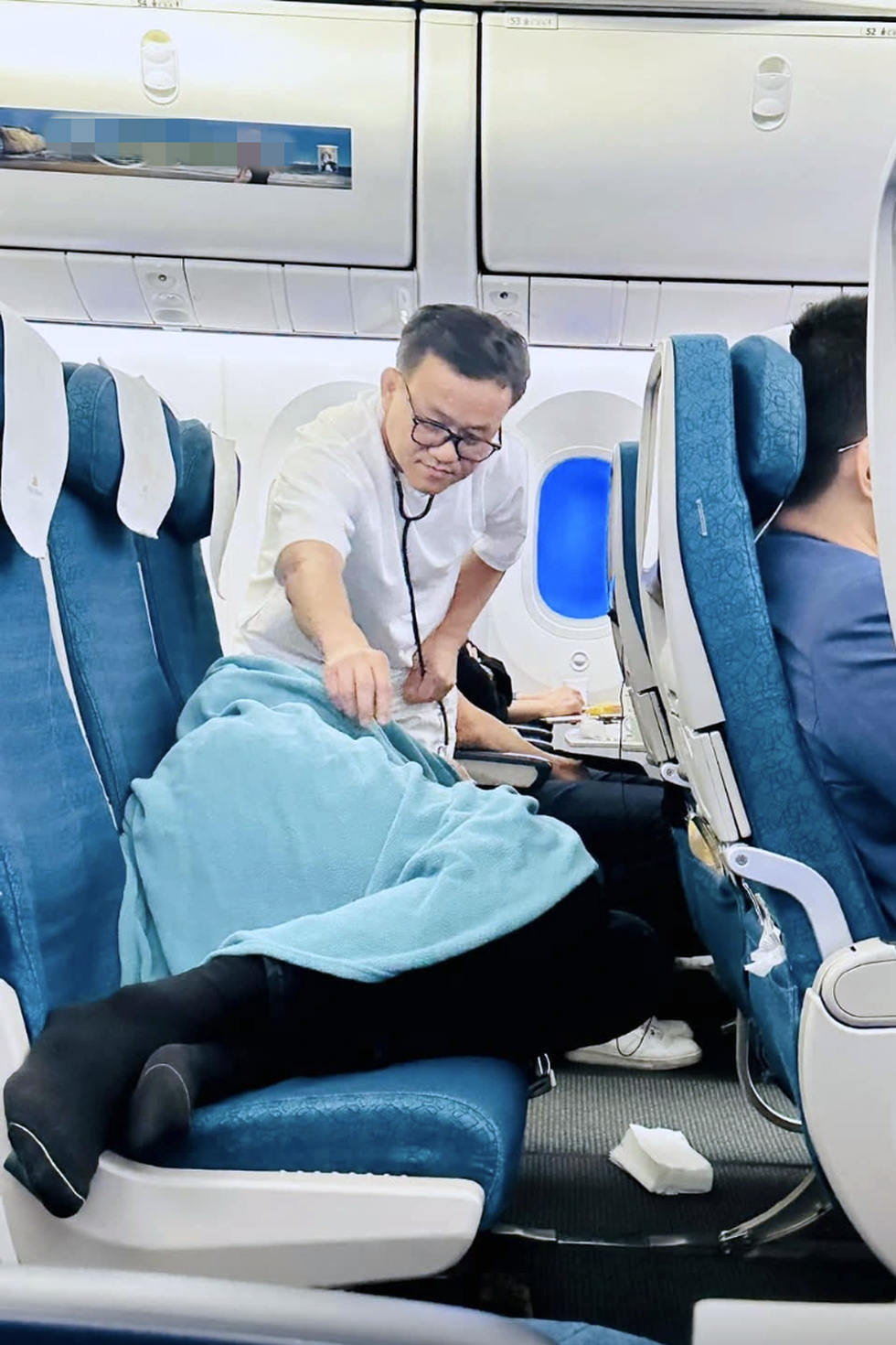 Cấp cứu trên không, “đưa viện về làng” và trăn trở của những thầy thuốc trẻ - 5 Cấp cứu trên không, “đưa viện về làng” và trăn trở của những thầy thuốc trẻ - 5