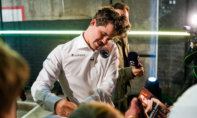 Carlsen ký tặng người hâm mộ sau khi thắng Lazavik ở bán kết Speed Chess Championship tại London, Vương quốc Anh tối 7/2/2026. Ảnh: Chess