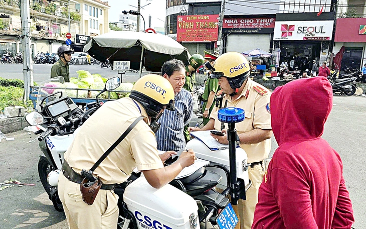 'Cát cứ' vỉa hè, lòng đường trước chợ Hạnh Thông Tây giữ xe trái phép - Ảnh 2.