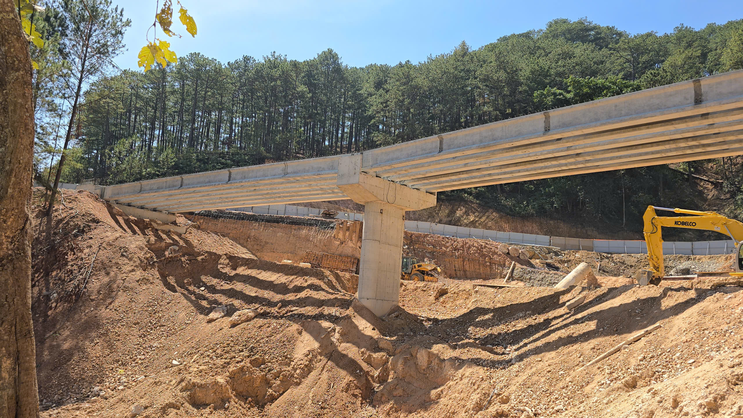 Cầu cạn đèo Mimosa ở cửa ngõ Đà Lạt thi công thần tốc sau sạt lở nghiêm trọng 1 Cận cảnh cầu cạn đèo Mimosa đạt gần 80% sau hơn 50 ngày thi công - Ảnh 1.