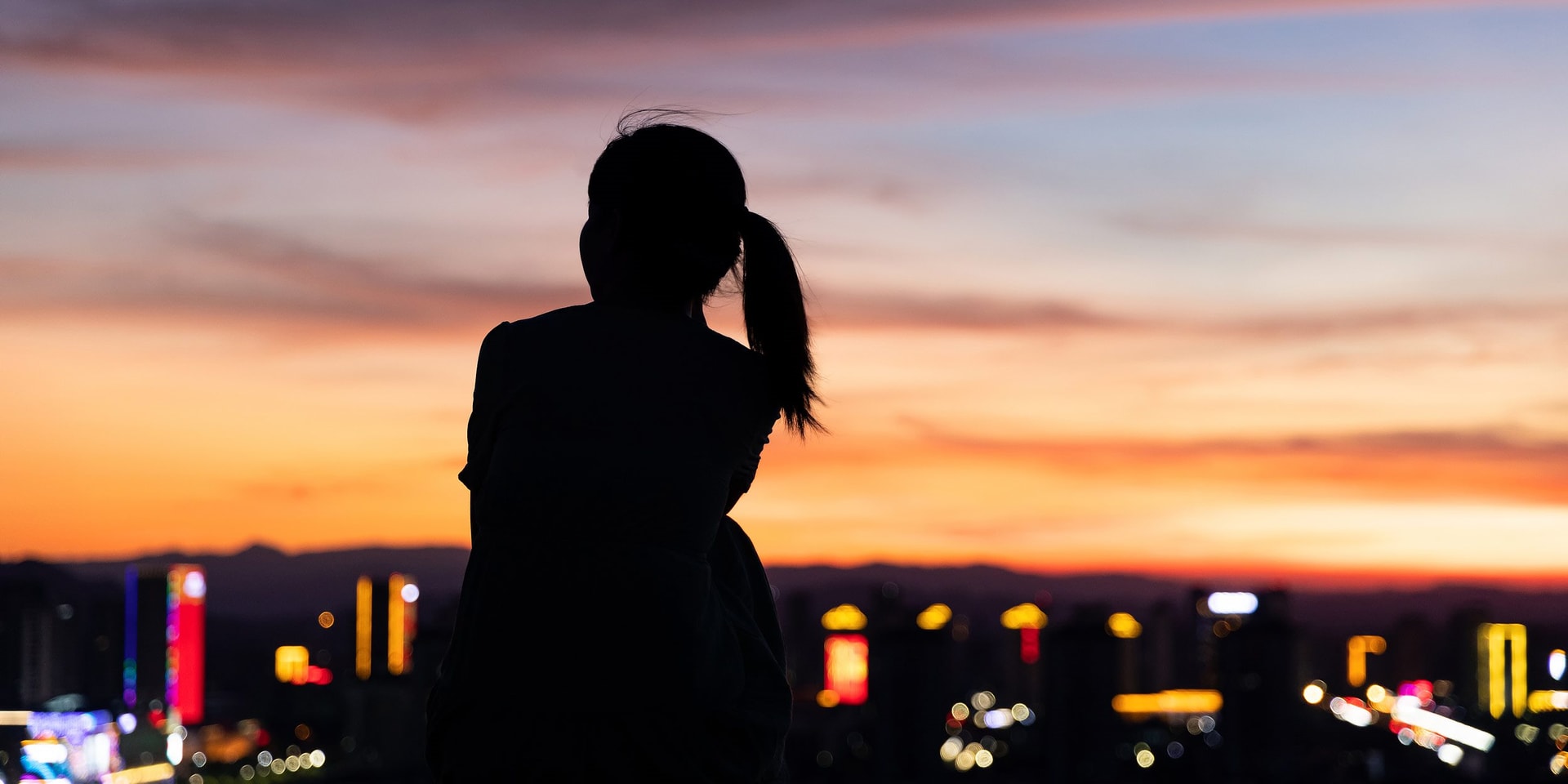 125 triệu người cô đơn ở Trung Quốc: Câu chuyện buồn từ ứng dụng điểm danh ‘bạn chết chưa?’, 90% khách hàng là phụ nữ độc thân 25-35 tuổi- Ảnh 1.