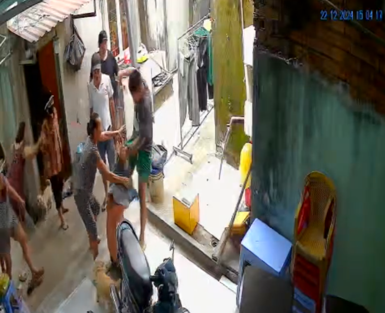 Cầu cứu vì bị nhóm người đánh gãy sống mũi ngay trước nhà - Ảnh 1.