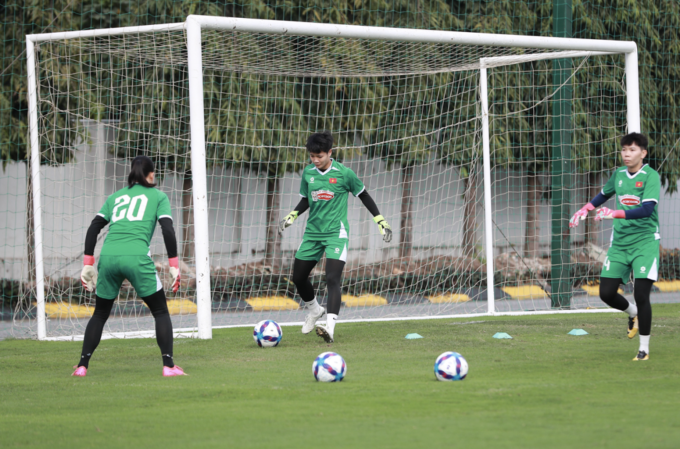 Thủ môn Đoàn Thị Ngọc Phượng (giữa) là cầu thủ Việt Nam cao nhất, với 169 cm, dự Asian Cup nữ 2026 ở Australia. Ảnh: VFF