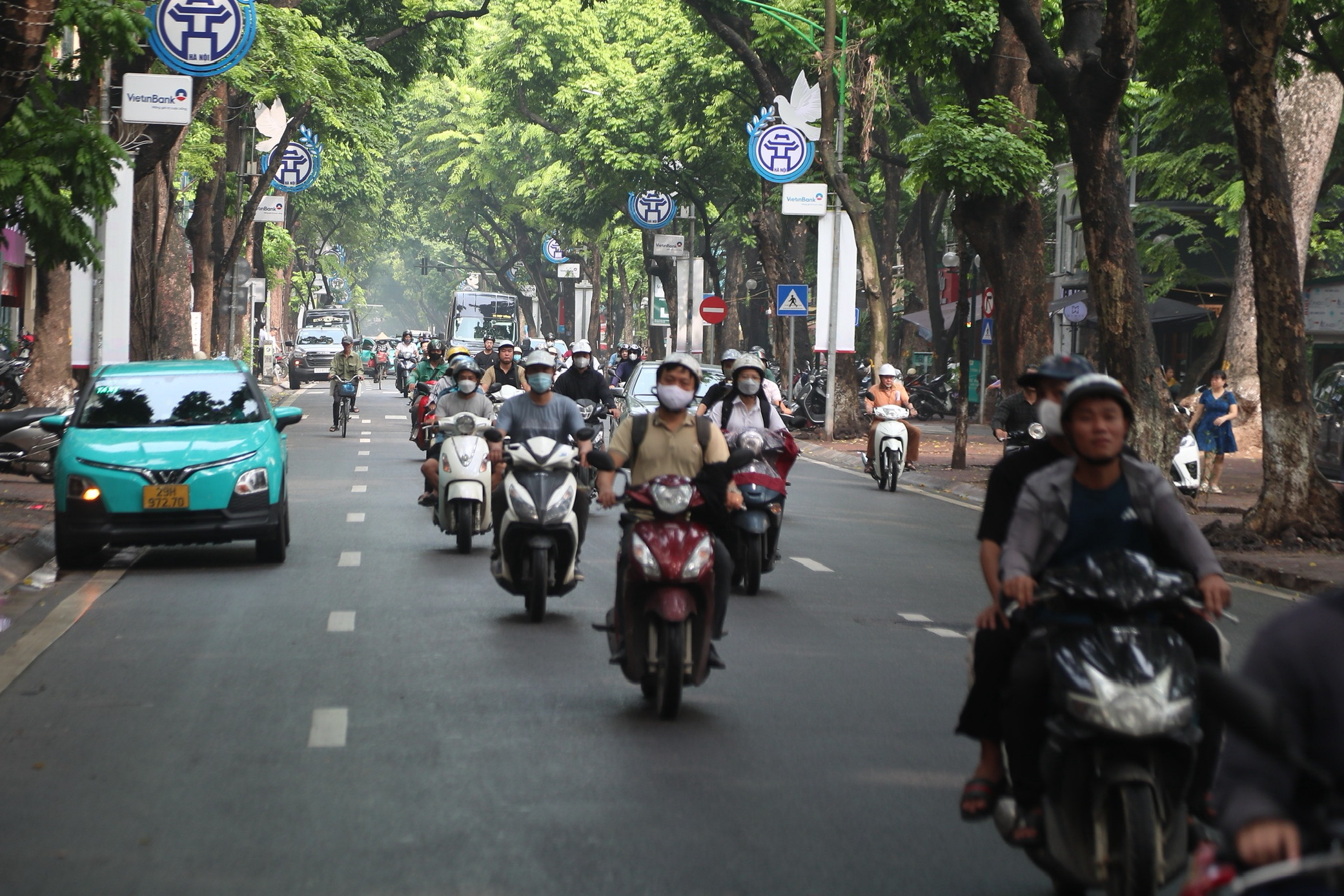 Chậm nhất đến 2030, Hà Nội sẽ chuyển đổi toàn bộ taxi xăng dầu sang điện 1 Chậm nhất đến 2030, Hà Nội sẽ chuyển đổi toàn bộ taxi xăng dầu sang taxi điện - Ảnh 1.