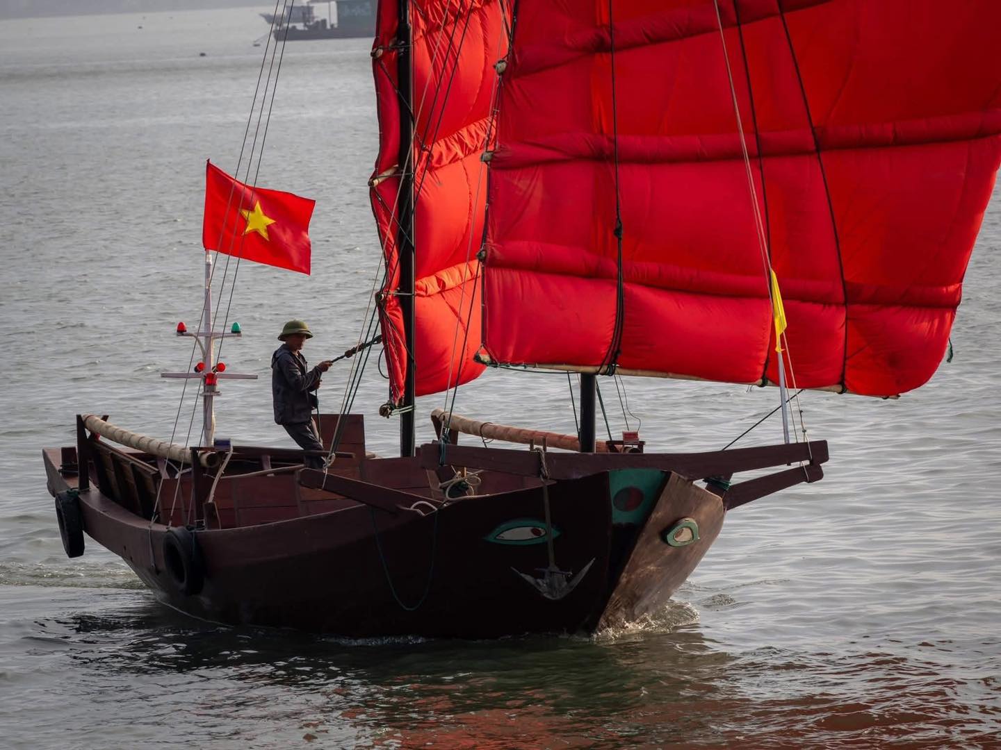 Chán cảnh check-in đền chùa, dàn nàng thơ xắn áo dài lội đá để chụp với thuyền buồm đỏ rực tại Hạ Long sau 10 năm- Ảnh 1.