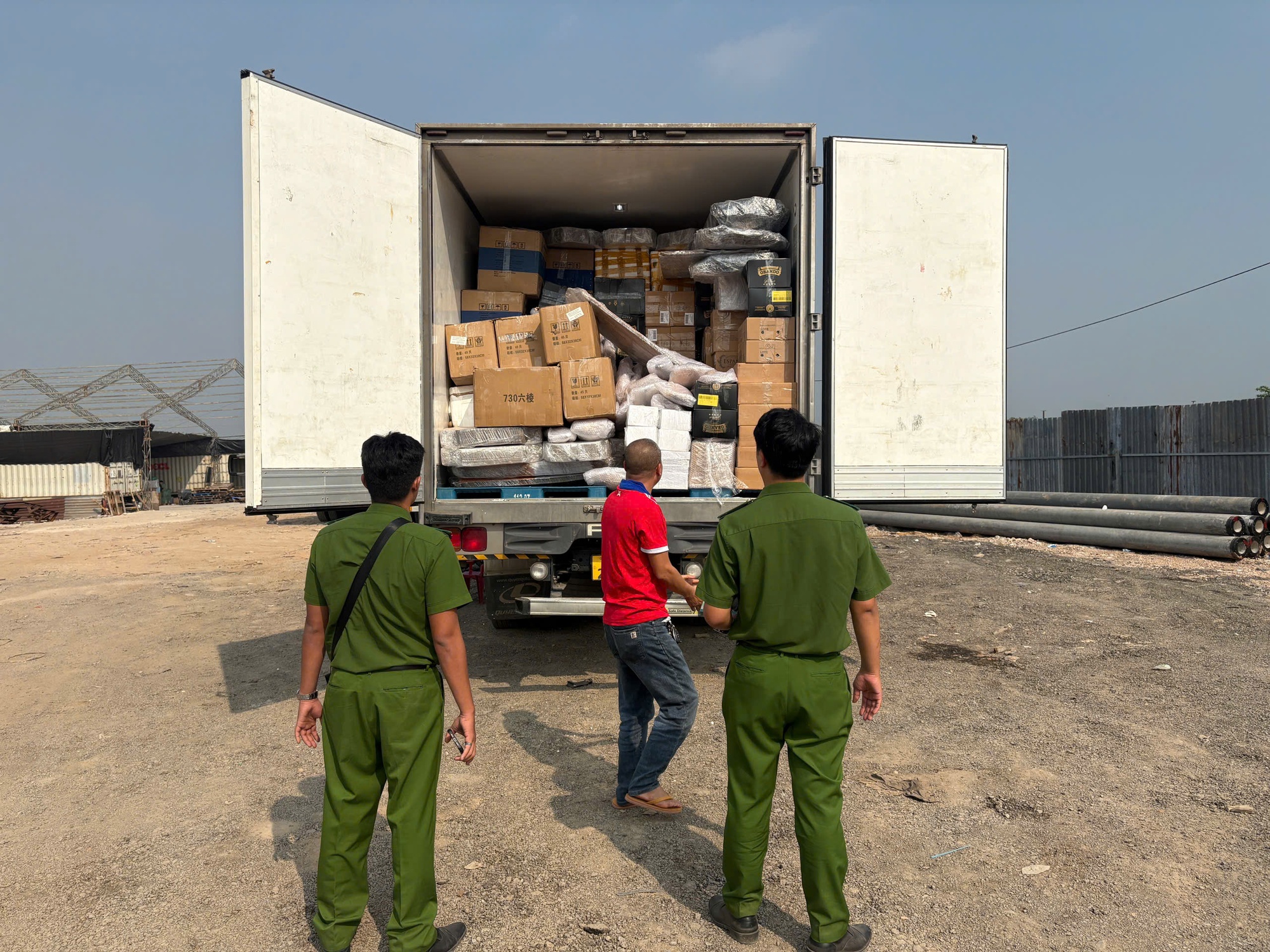 Chặn đứng gần 30 tấn nầm lợn, lạp xưởng nướng đá... 