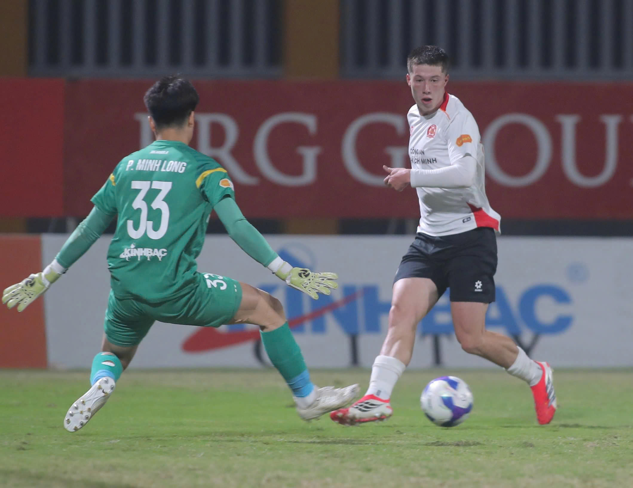 Chân sút Việt kiều ghi dấu 1 Chân sút Việt kiều ghi dấu - Ảnh 1.