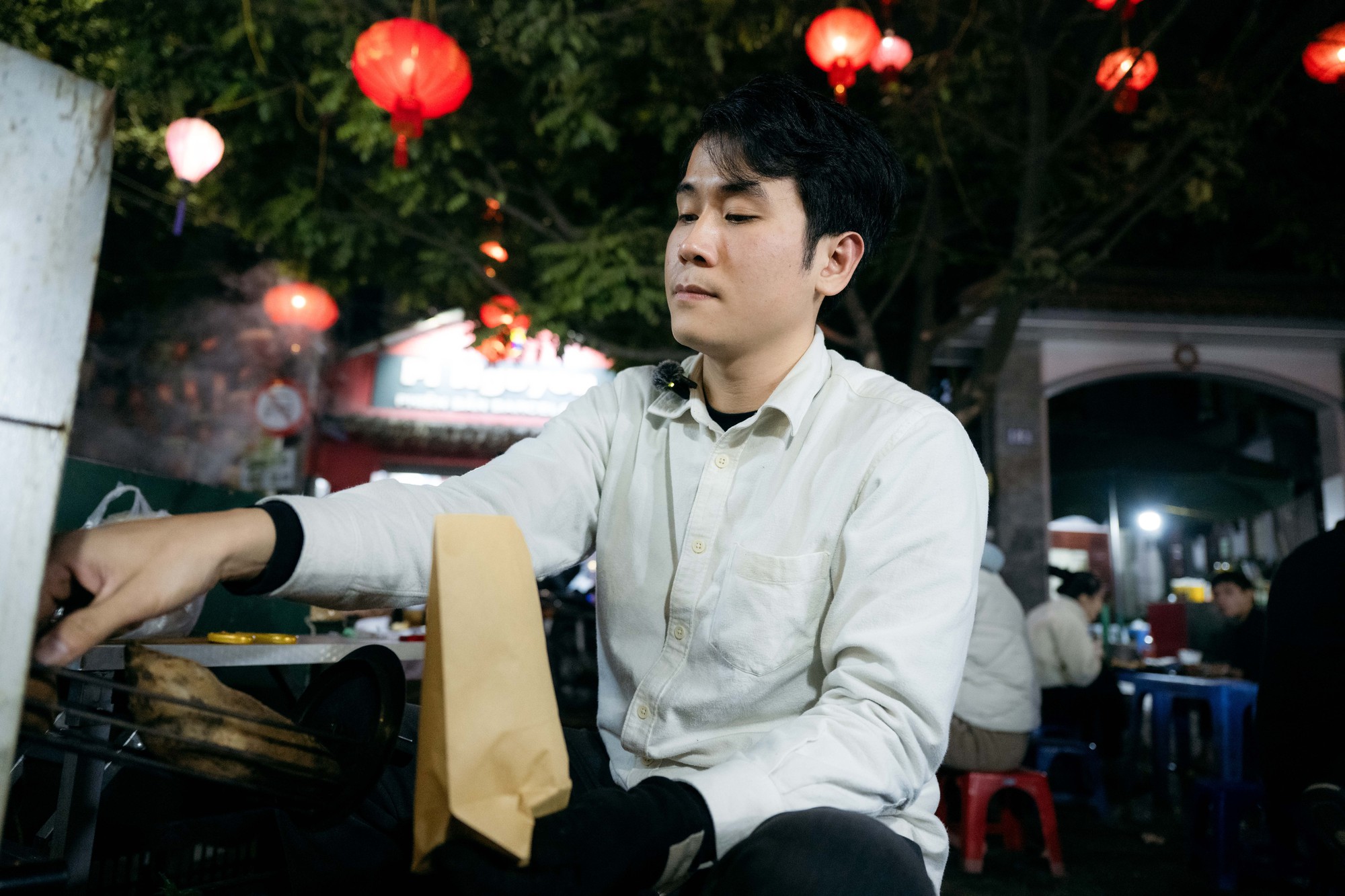 Sáng làm ngân hàng, tối bán khoai vỉa hè: Chàng trai 26 tuổi sống cùng lúc 2 cuộc đời ở Hà Nội- Ảnh 1.