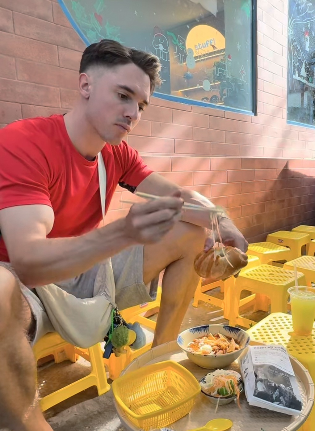 Chàng trai Đức đi khắp TPHCM tìm ổ bánh mì ngon nhất, kết quả gây bất ngờ - 1