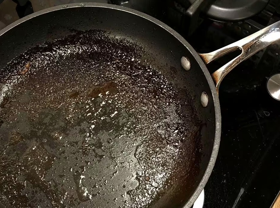 Chảo sạch như mới khi được vệ sinh bằng cách này: Không cần chà xát- Ảnh 1.