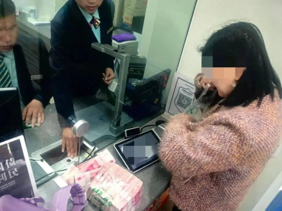 Người phụ nữ rút gần 9 tỷ đồng tiền tiết kiệm để làm đám cưới cho cháu trai, nhân viên ngân hàng bí mật báo cảnh sát: 