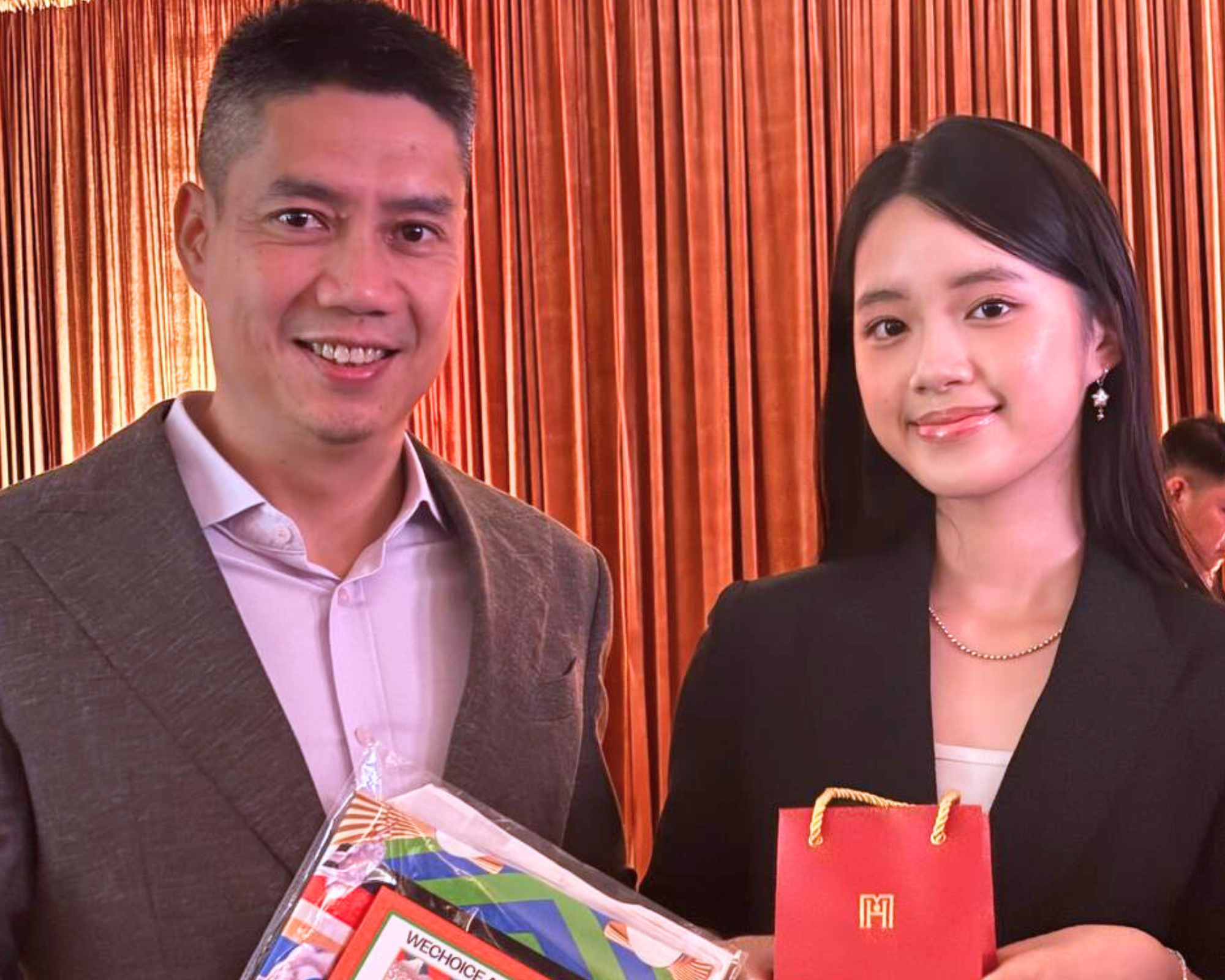 Cháu gái HLV Mai Đức Chung khoe visual xinh đẹp, tự hào và khâm phục khi ông nội là Đại sứ truyền cảm hứng WeChoice Awards- Ảnh 2.