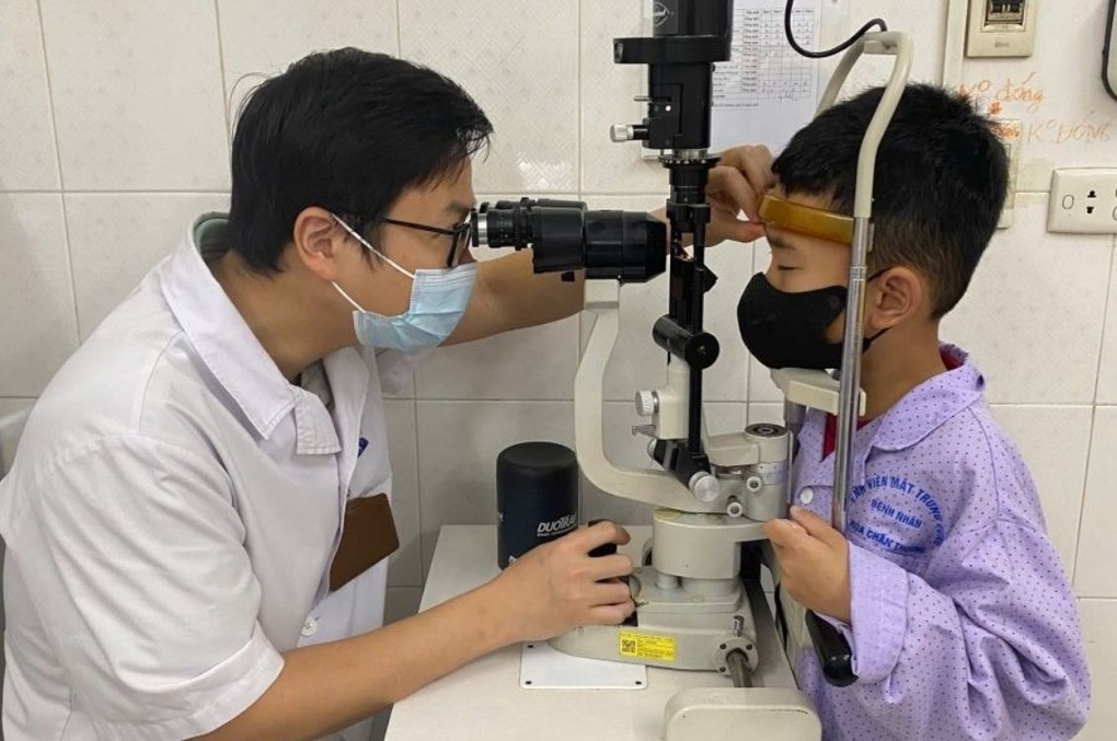 Chạy ra xem pháo nổ ngày Tết, bé trai 9 tuổi rách giác mạc - 1