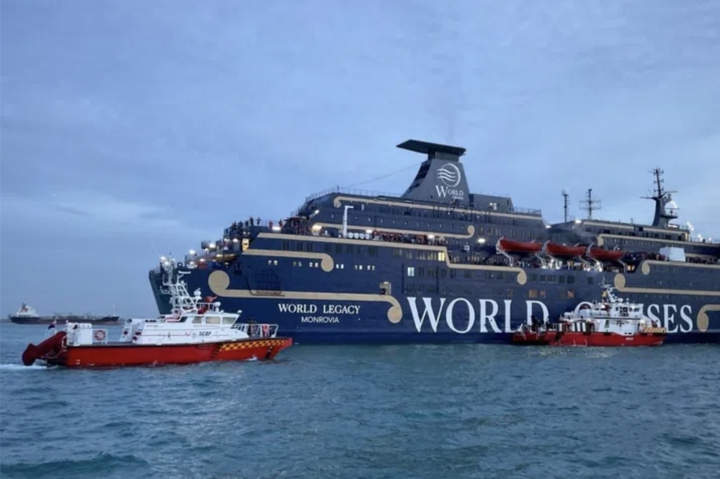 Cháy tàu du lịch ngoài khơi Singapore, hàng trăm hành khách sơ tán khẩn cấp- Ảnh 1.