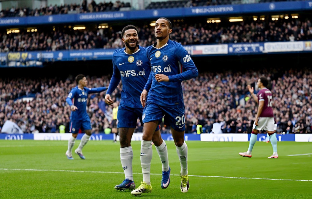 Chelsea tuột chiến thắng ở phút bù giờ, Man Utd hưởng lợi lớn - 1