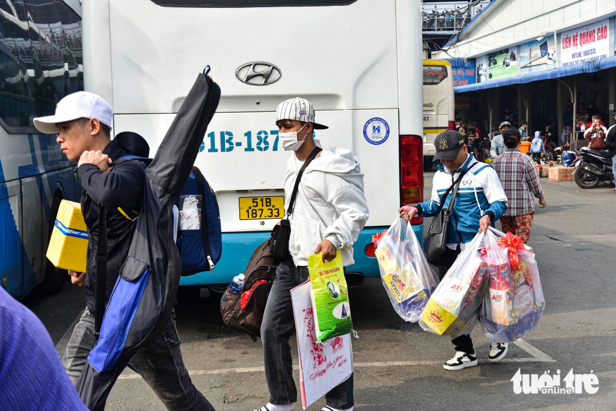 Chen chúc đón xe về quê ăn Tết, 'mệt thì có mệt, nhưng vui nhiều hơn, không đâu bằng nhà mình' 1 về quê ăn tết - Ảnh 1.